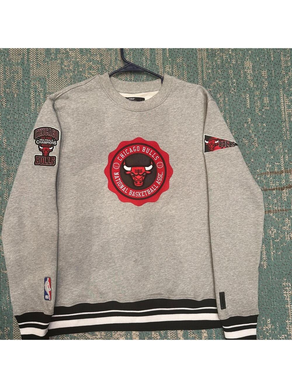Men's Chicago Bulls Pro Standard Heather Gray Crest Emblem Pullover size large
